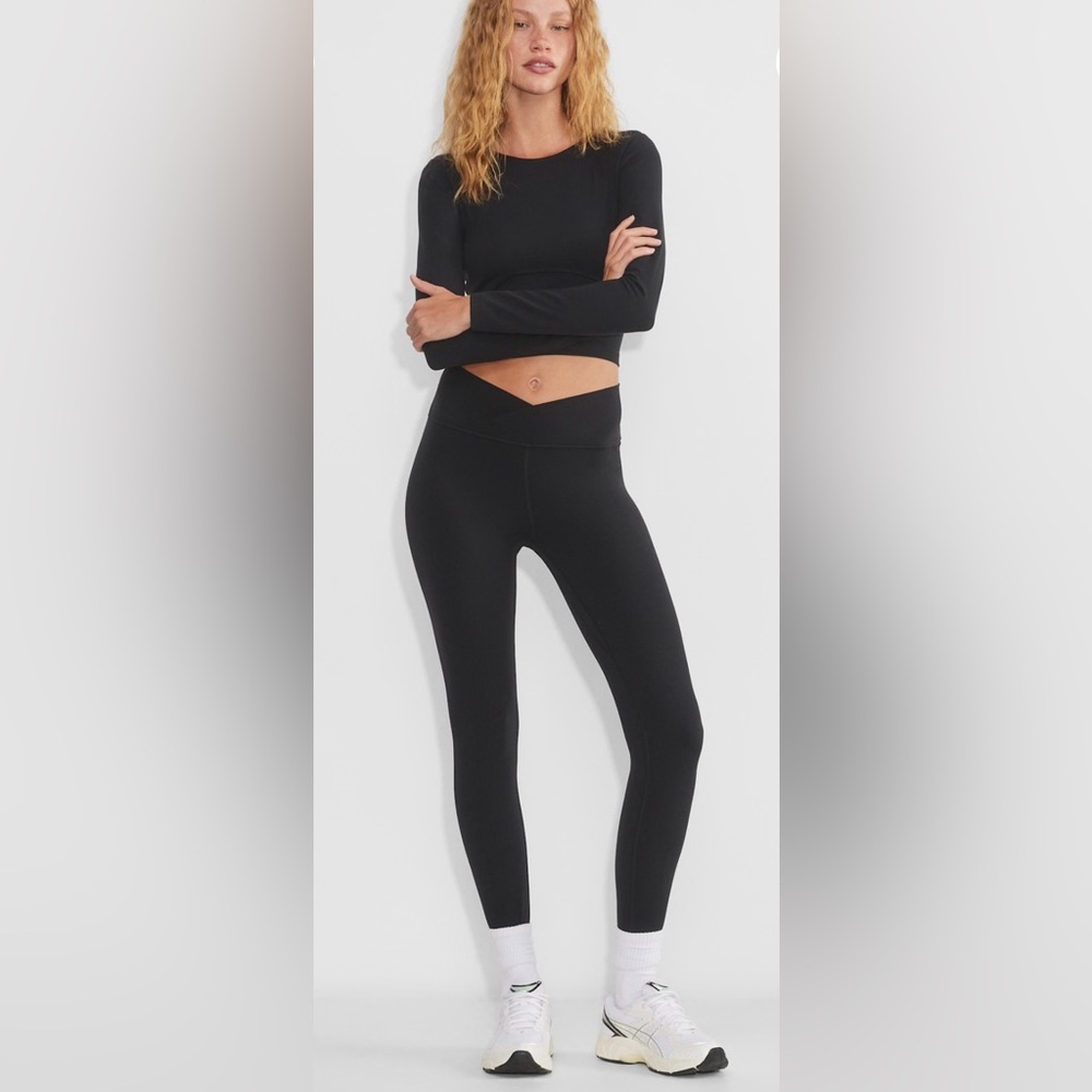 NWT Aritzia Golden Butter Crossover Hi-Rise leggings, 6, black, 26”